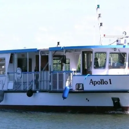 Botel Hausboot In Am Bodden Kroslin