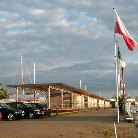 Hausboot In Am Bodden Kroslin